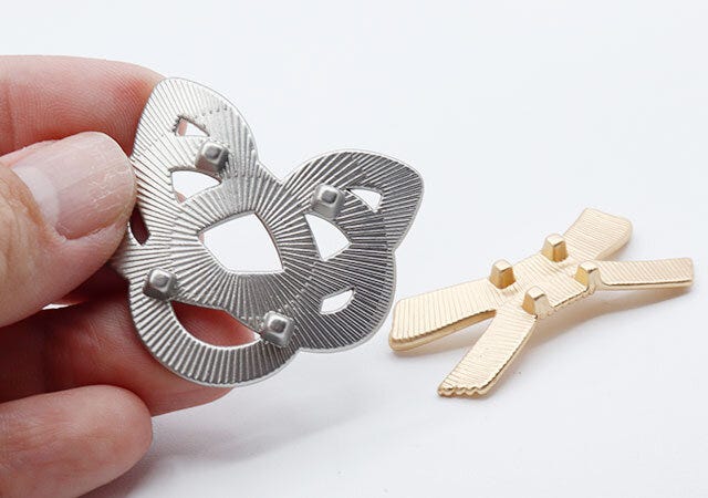 セリア 箸置き 水引きデザイン結び 亜鉛合金製の重厚感のある箸置き