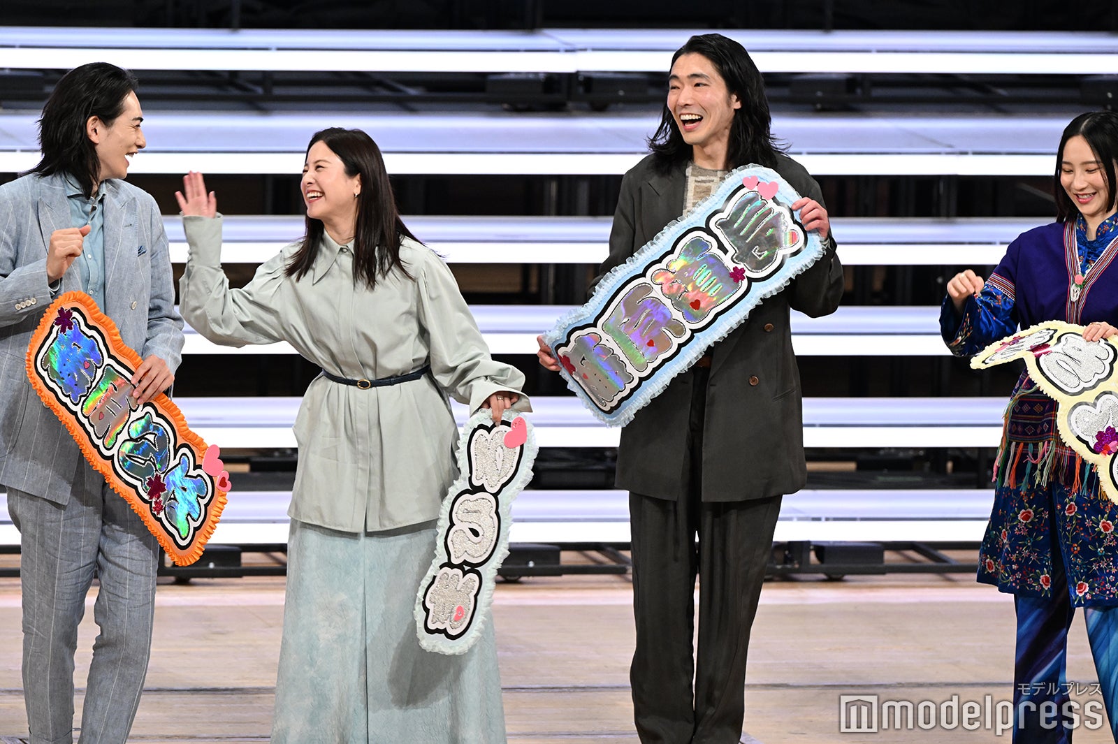 集合撮影で「あれ持ってこよ！」とファーストサマーウイカを筆頭に嬉しそうにネームボードを取りに行った4人（C）モデルプレス