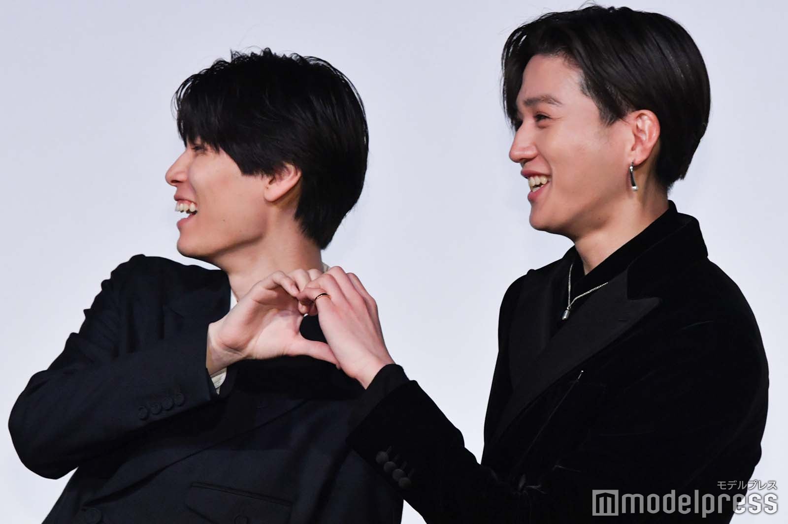 記者のリクエストに応えてハートを作る萩原利久、八木勇征（C）モデルプレス
