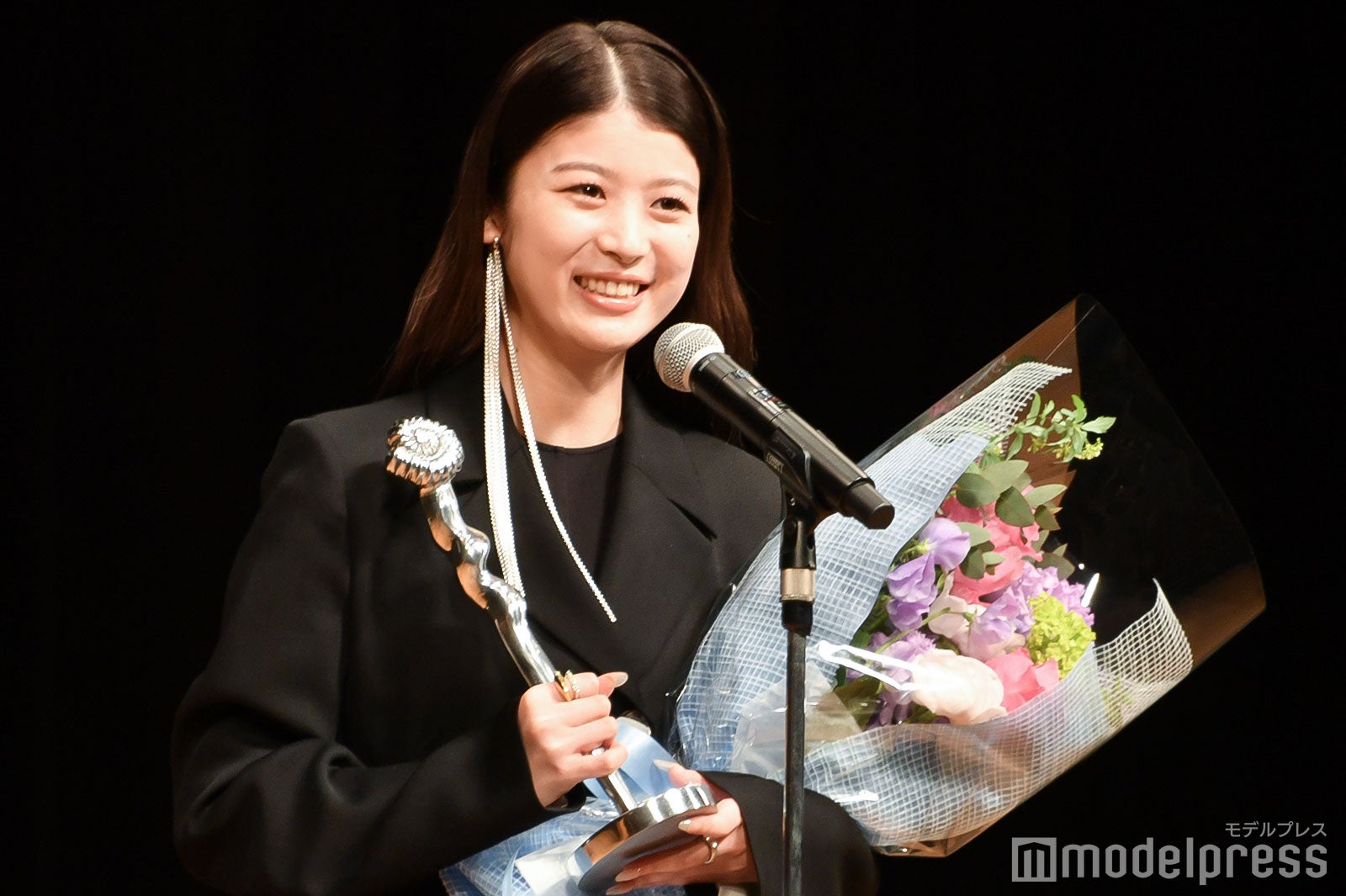 表彰式に登壇した馬場ふみか （C）モデルプレス