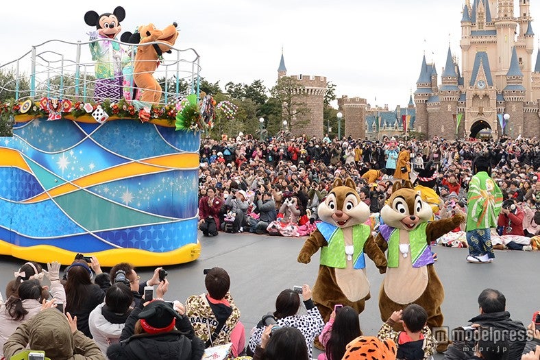 東京ディズニーランド「ニューイヤーズ・グリーティング」／（右下）チップ、デール