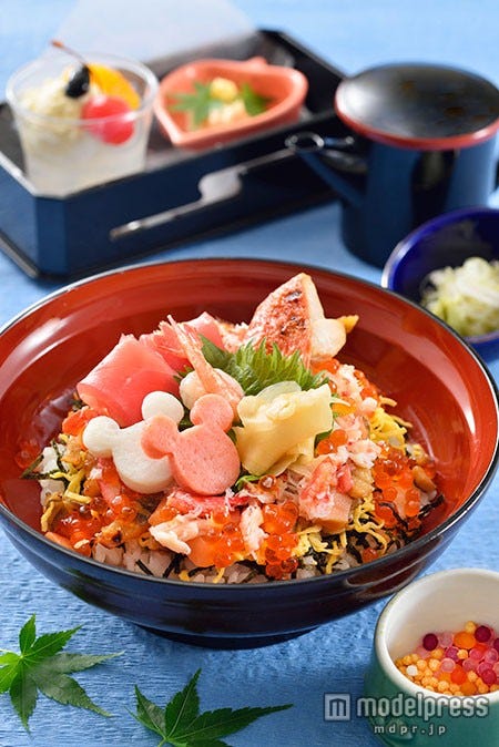 れすとらん北齋の「スペシャル膳、スーベニア箸付き」 ¥2800(7月8日より販売開始)(C)Disney