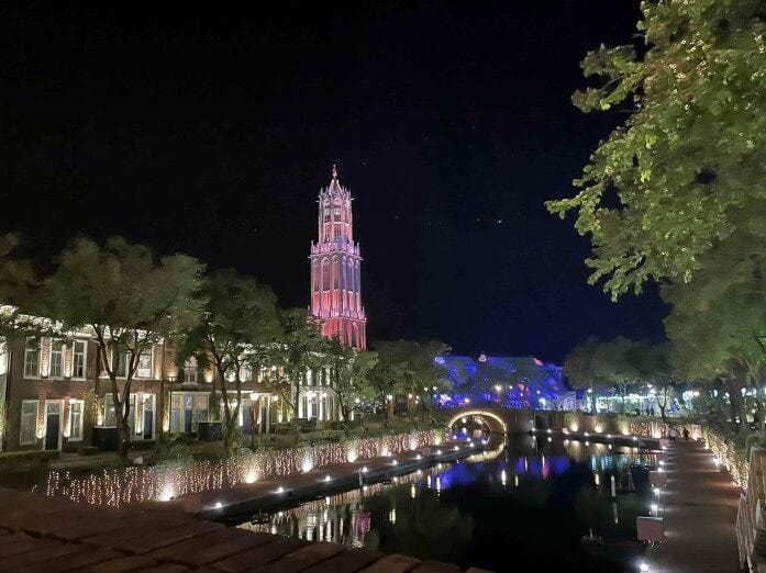 ドムトールン展望台のライトアップと水面に映る光が美しい運河