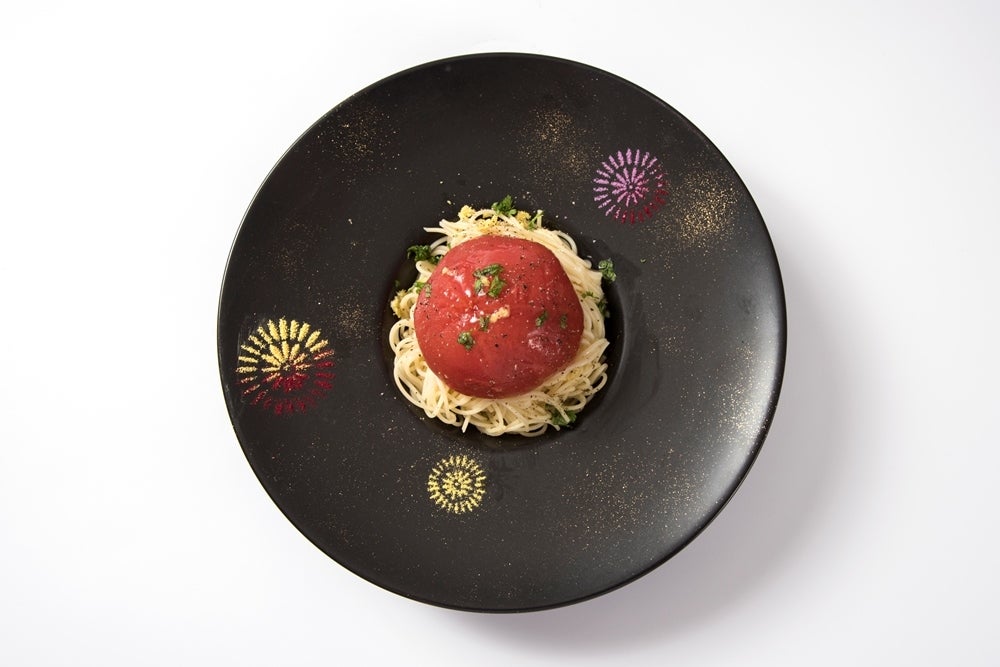 丸ごとトマトの冷製花火パスタ1,380円（C）2017「打ち上げ花火、下から見るか？横から見るか？」製作委員会