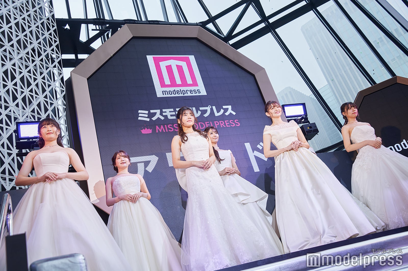 「ミスモデルプレス」表彰式の様子（C）モデルプレス