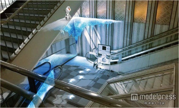 ルミネ新宿、階段とエスカレーター装飾イメージ（C）Disney