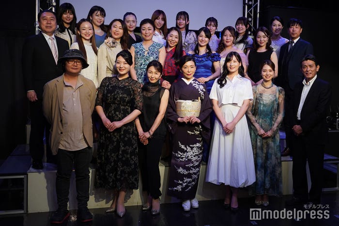 (前列左から)山口みちへい監督、風吹ケイ、小松みゆき、望月明美氏、清瀬汐希、藤江萌、新藤栄作(中列左から)セコロ製作総指揮、藤澤希未、石渡陽子、久乃、宮崎ちはる、諸岡沙紀、春野ゆりか、円谷優希、友田ゆうきエグゼクティブプロデューサー(後列左から)蒼山みこと、佐倉はなほ、高杉美羽、高梨瑞樹、徳江かな、草野綾、奈良平愛実、前田瑠美(C)モデルプレス