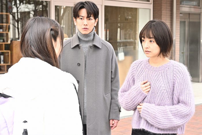佐藤健、井上真央/ 「100万回 言えばよかった」第7話より(C)TBS