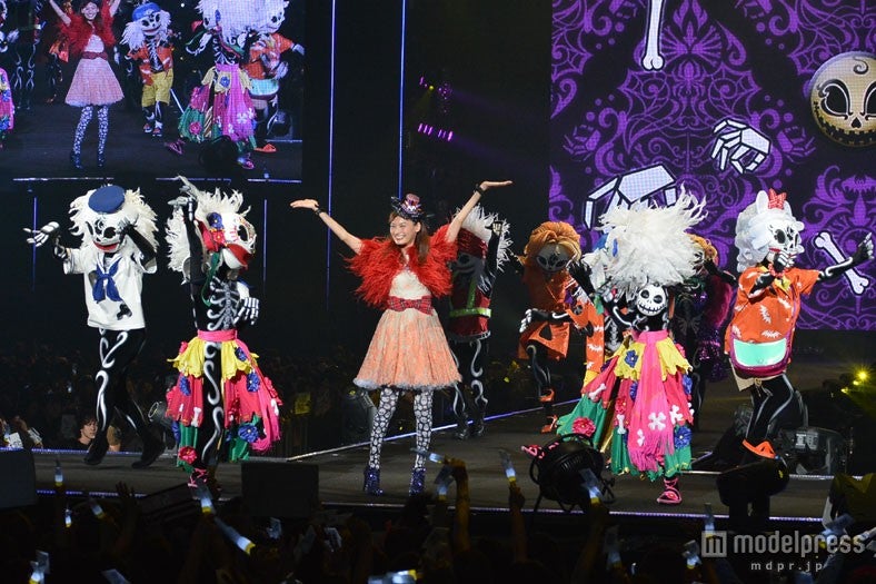 大政絢、三吉彩花ら「ディズニーハロウィン」の世界でハッピー全開　「TGC」コラボステージ