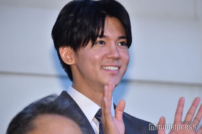 ドラマ「刑事7人」の制作発表記者会見に出席し、報道陣へ笑顔で手を振り新加入のフレッシュさをアピールしていた小瀧望(C)モデルプレス