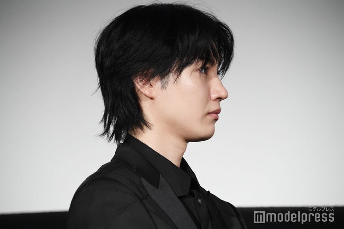 前田哲監督を見つめる桜田通(C)モデルプレス