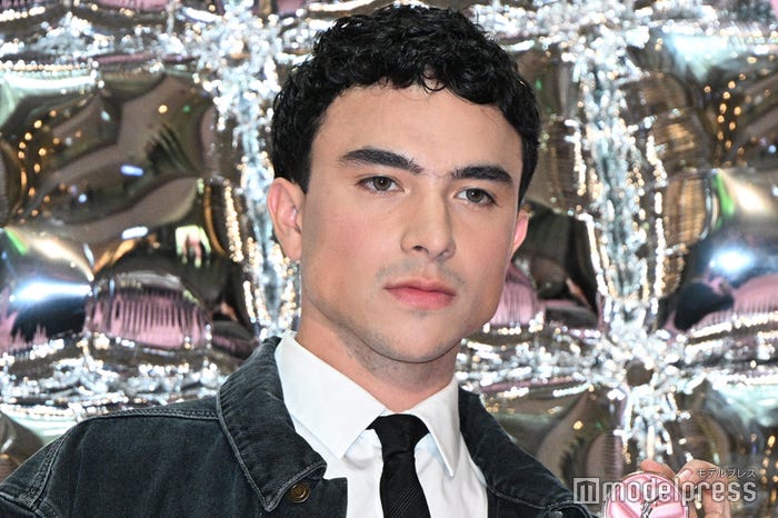 平野のメイクを担当したサム・ヴィッサー氏(C)モデルプレス