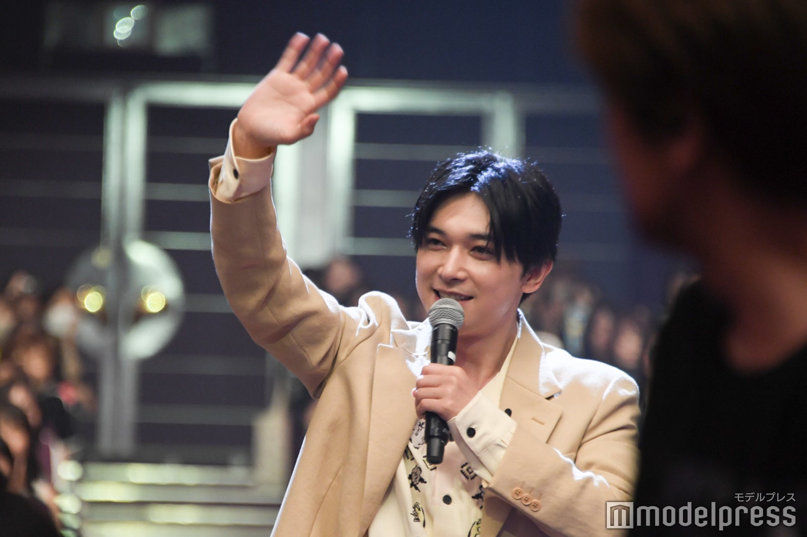 「かっこよすぎてぶっ飛ぶでしょう？」と言いながら客席を歩く吉沢亮（C）モデルプレス