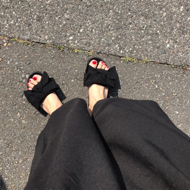 夏コーデのアクセントに ファッショニスタのフットネイルカラー サンダルは モデルプレス