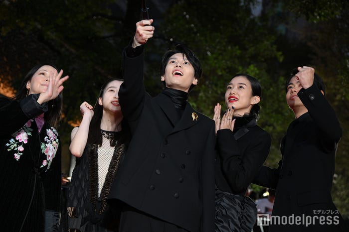 自撮りを楽しむ伊東蒼、萩原利久、河合優実、黒崎煌代ら(C)モデルプレス