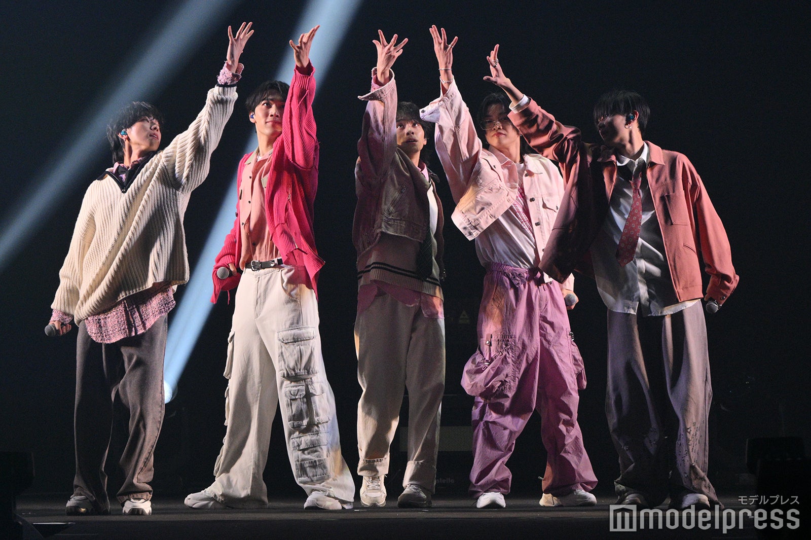 WILD BLUE、ピンク衣装姿が可愛い パフォーマンス中に「あけおめ