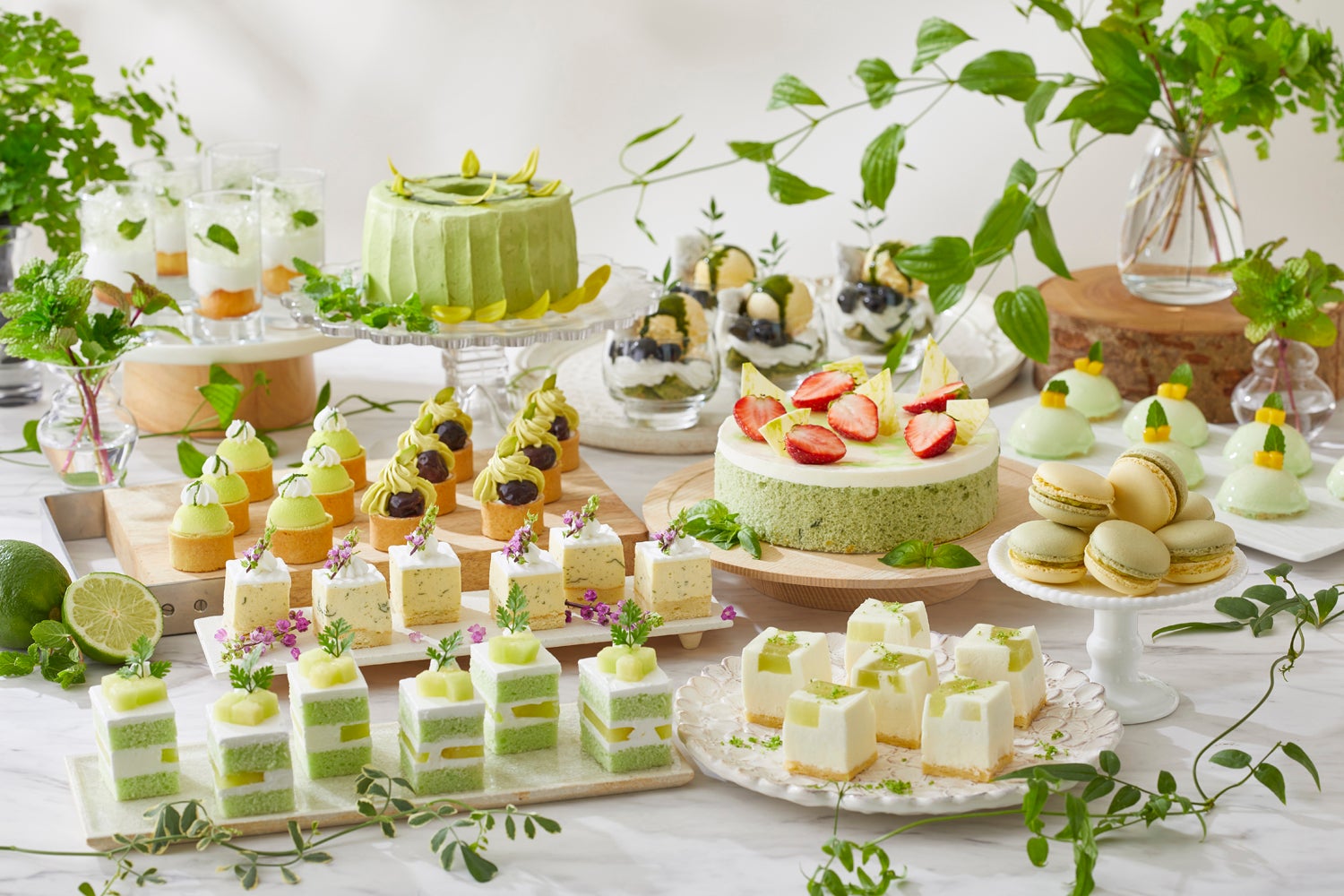 「新緑スイーツブッフェ」抹茶パフェにピスタチオタルトなど約25種の若葉色スイーツ