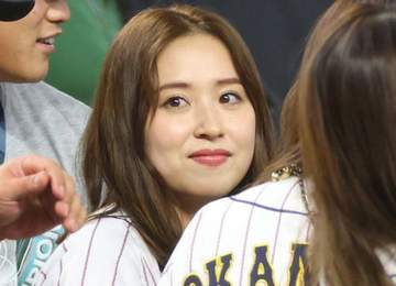 夫はWBC日本代表・元乃木坂2児ママ 4歳長男とミュージカルに ほぼすっぴん＆好感度大シャツ姿で優しい笑顔