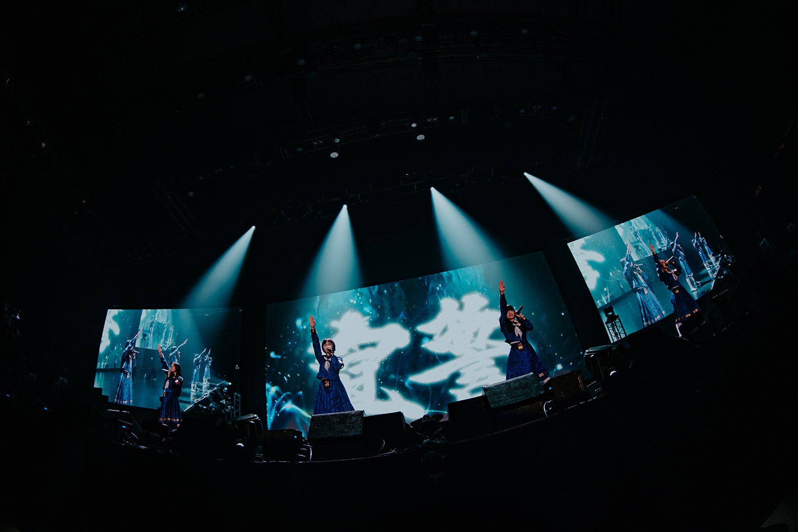 新しい学校のリーダーズ「宣誓 ～個性や自由ではみ出し10年～」（C）hiroyabrian