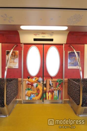 「ディズニー・クリスマス・ライナー」車内／（C）Disney