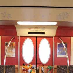 「ディズニー・クリスマス・ライナー」車内/(C)Disney