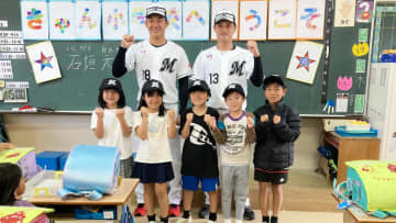 ロッテ ドラ1石垣元、ドラ2毛利が糸満市内の小学校訪問 石垣元「子どもたちの声援を聞いてもっと頑張ろうという気持ちが強くなりました」