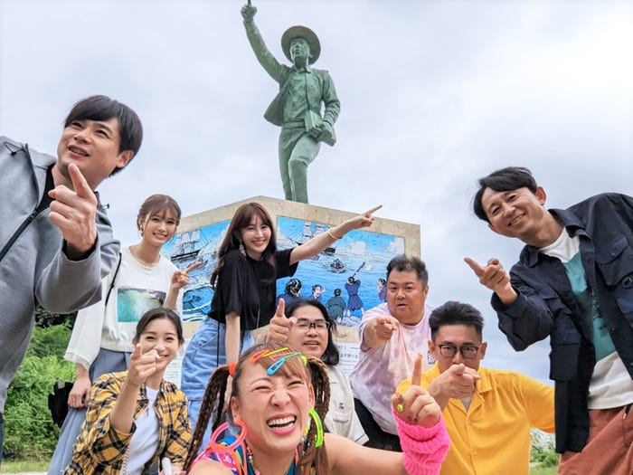 (左から)吉村崇、生見愛瑠、足立梨花、小嶋陽菜、フワちゃん、中岡創一、小杉竜一、ビビる大木、有吉弘行 (C)フジテレビ