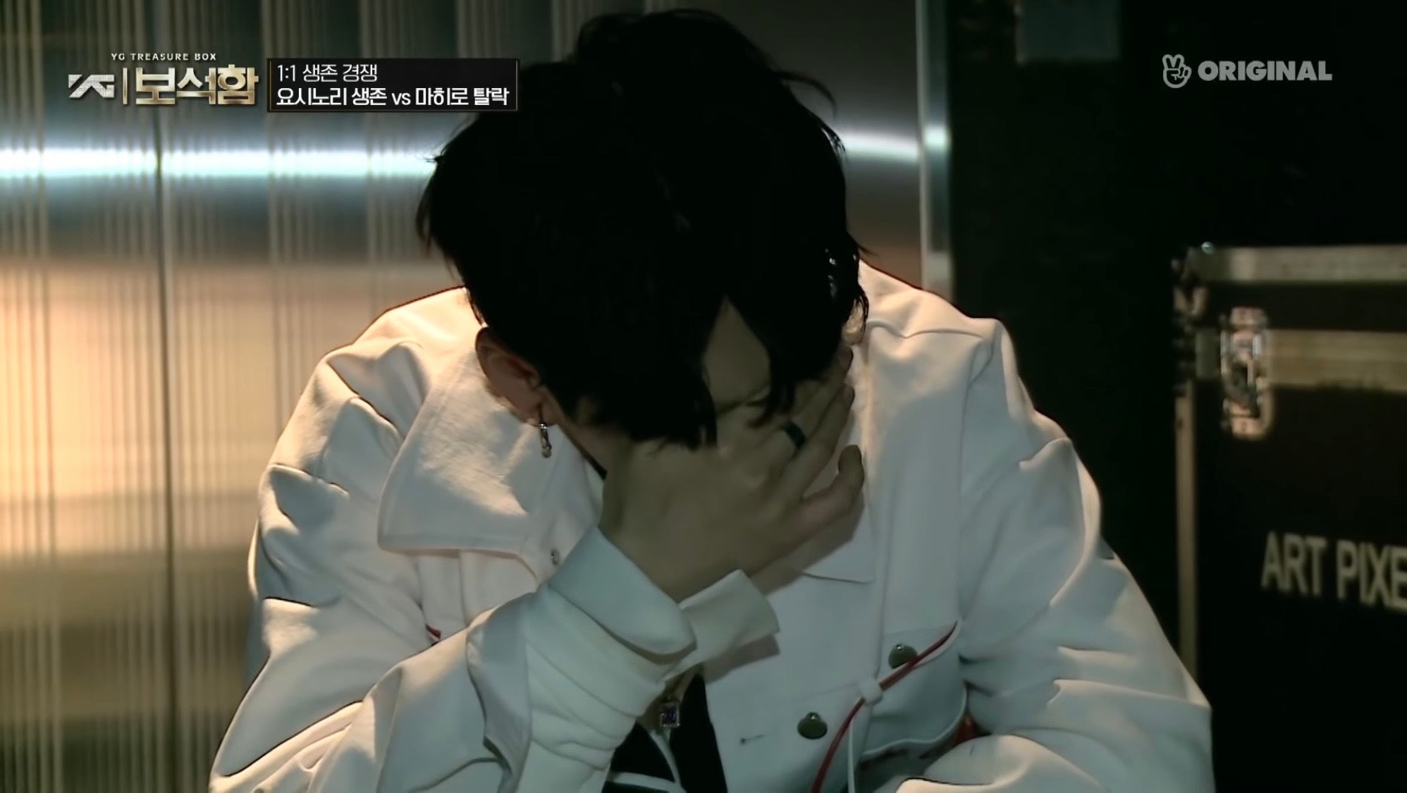 マヒロの脱落に泣き崩れるヨシ  ／「YG宝石箱」公式YouTubeより