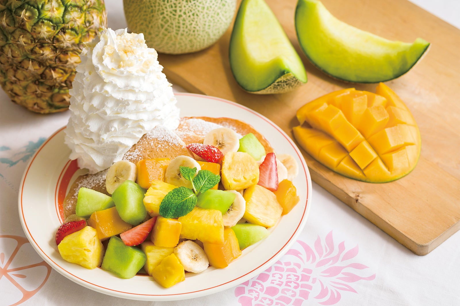 『サマーフルーツパンケーキ』販売価格: 1,480円／画像提供：EGGS’N THINGS JAPAN