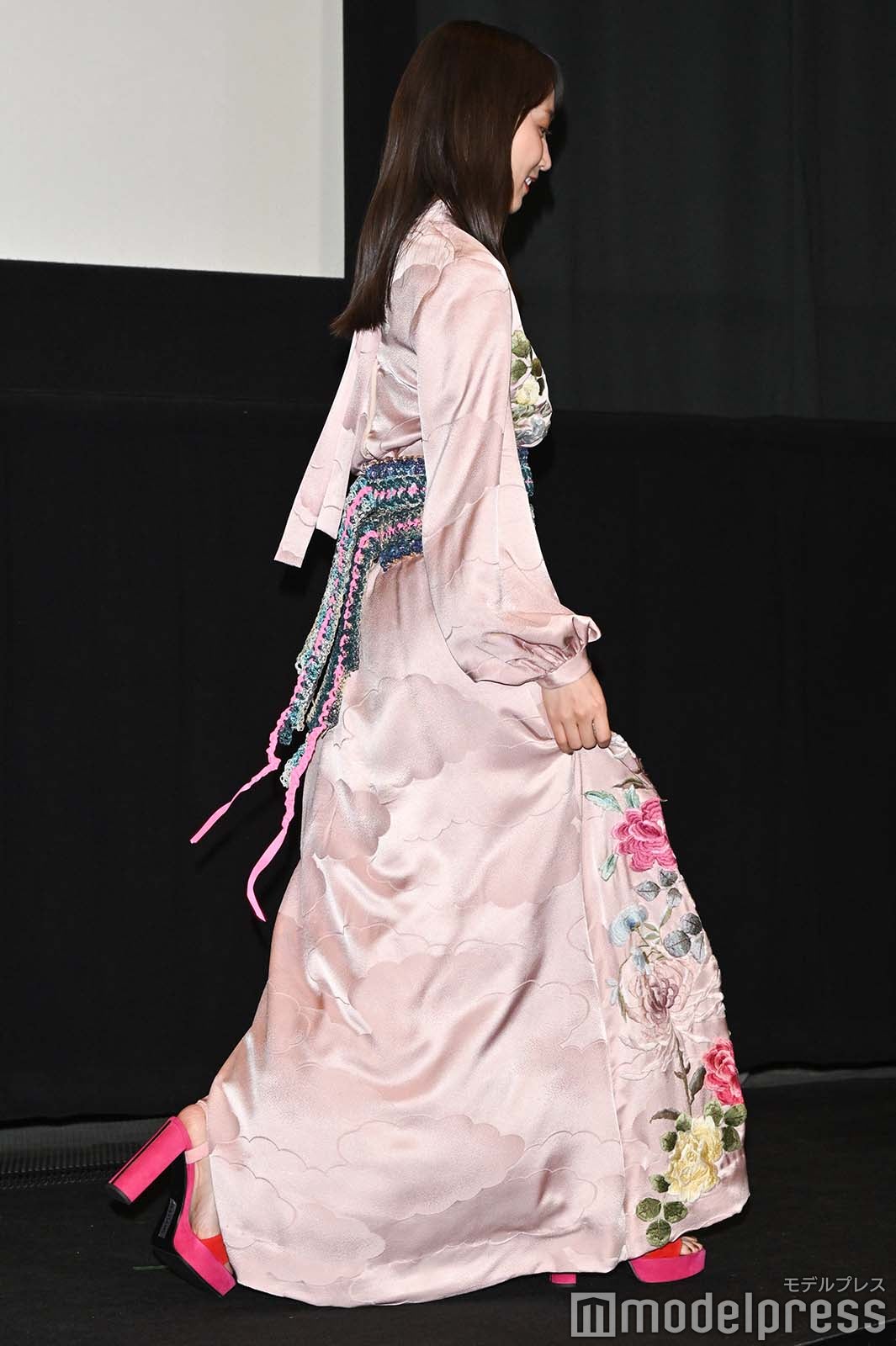 舞台を去る吉岡里帆 （C）モデルプレス