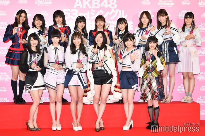 選抜メンバー (後列左から)古畑奈和、向井地美音、惣田紗莉渚、矢吹奈子、大場美奈、田中美久、高橋朱里、吉田朱里、本間日陽(前列左から)横山由依、荻野由佳、須田亜香里、松井珠理奈、(宮脇咲良は欠席)、岡田奈々、武藤十夢(C)モデルプレス
