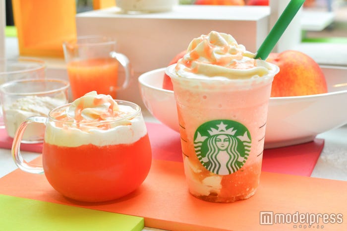 (左から)ネクタリン ピーチ&クリーム ティー、ネクタリン ピーチ クリーム フラペチーノ with ティー ババロア(C)モデルプレス