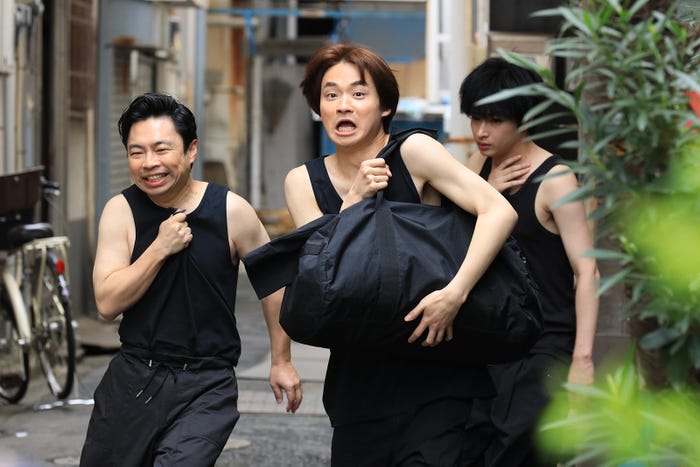浜野謙太、萩原護、曽田陵介「街並み照らすヤツら」第1話より(C)日本テレビ