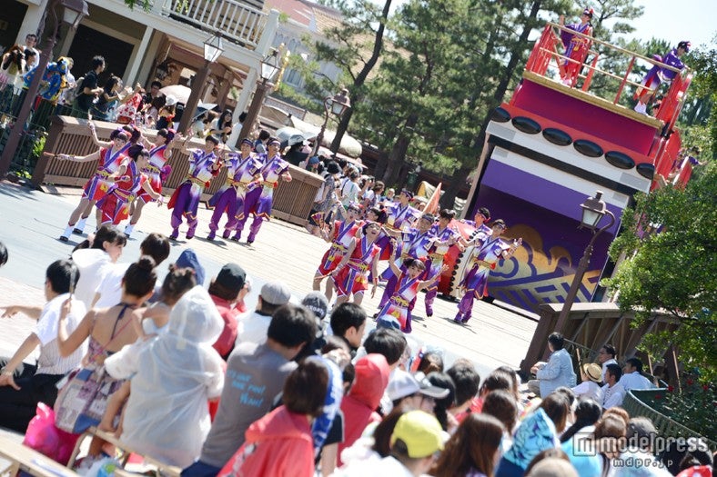 パレードルートを通って登場