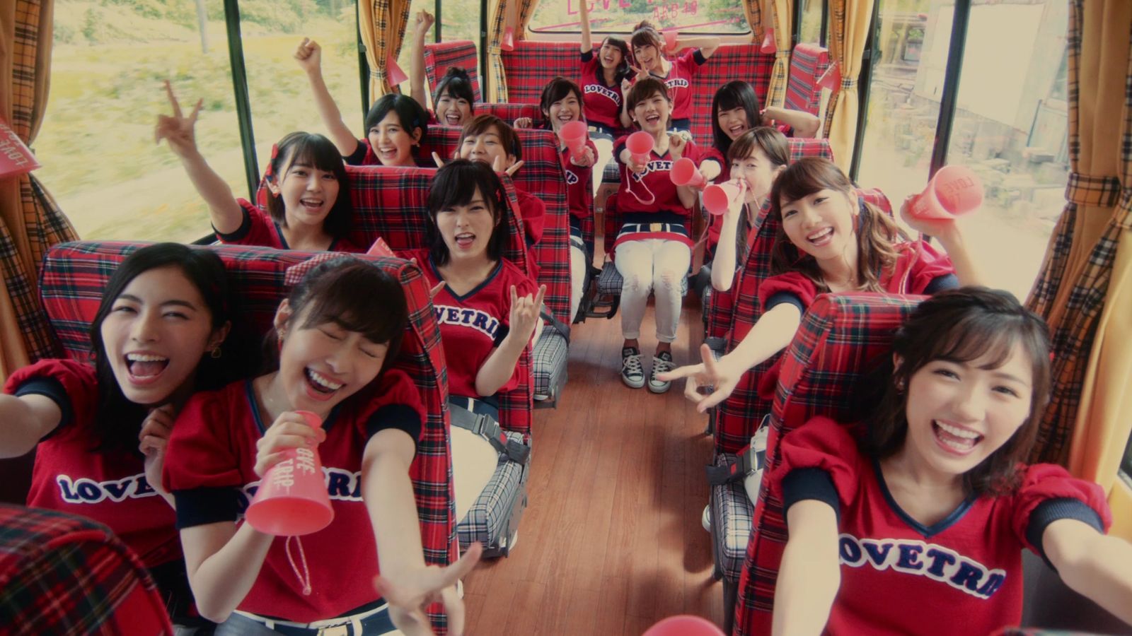 AKB48「LOVE TRIP」MVより