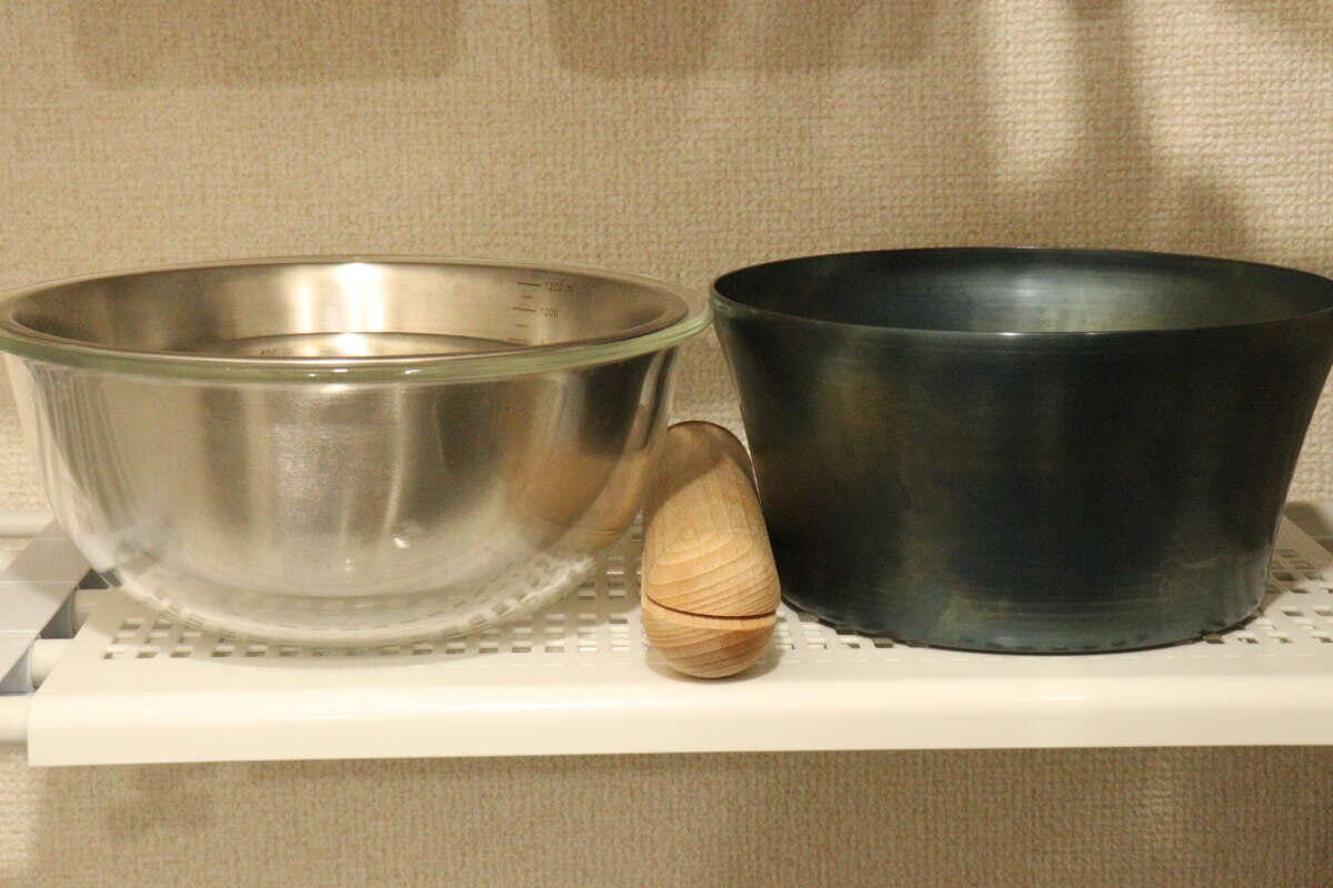 つっぱり棒用棚をセットした棚にボウルとスパチュラ つっぱり棒用棚をセットした棚にボウルとスパチュラ