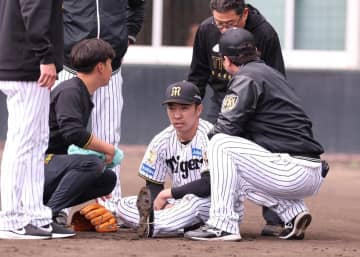 阪神に激震 石井大智が負傷で緊急降板 腰を押さえるシーンも 担架でグラウンド外へ搬送される WBCにも黄信号