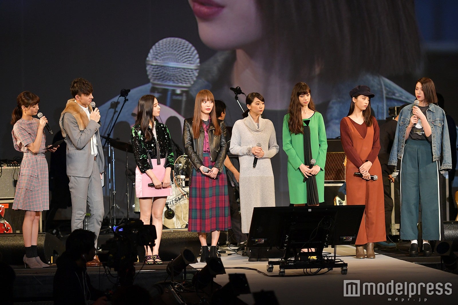 （左から）新川優愛、ハリー杉山、新木優子、内田理央、武田玲奈、中条あやみ、馬場ふみか、三吉彩花（C）モデルプレス