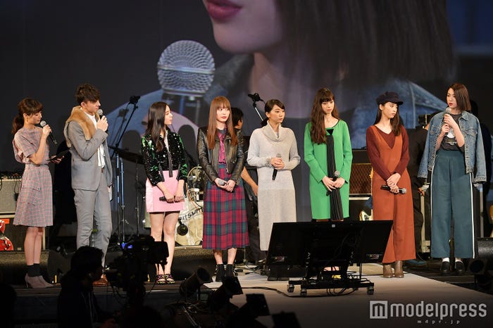 「メンズノンノフェス2016」に出演した(左から)新川優愛、ハリー杉山、新木優子、内田理央、武田玲奈、中条あやみ、馬場ふみか、三吉彩花(C)モデルプレス