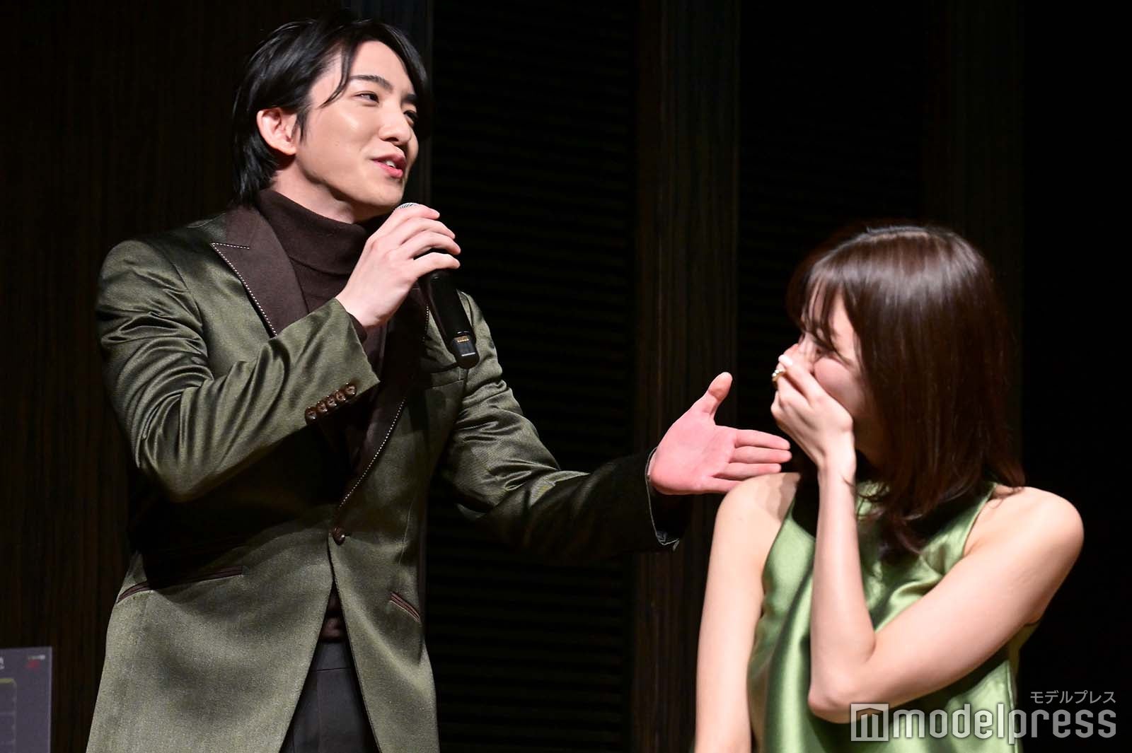 前田公輝の話には苦笑する岡崎紗絵（C）モデルプレス
