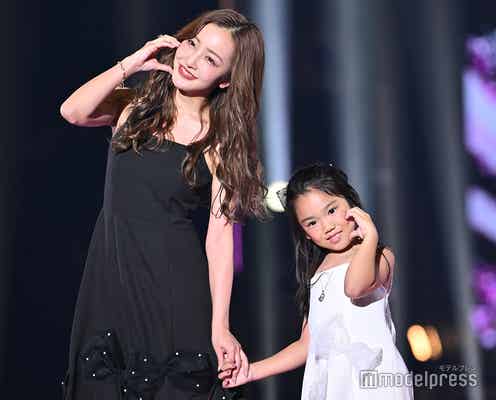 板野友美、キャミワンピの親子コーデ キッズクリエイター望蘭とランウェイ【TGC 2024 A/W】