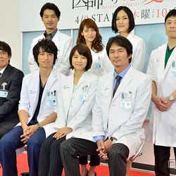 斎藤工 石田ゆり子と 密着ハグ 生披露 抱き心地は 掛け布団みたい モデルプレス