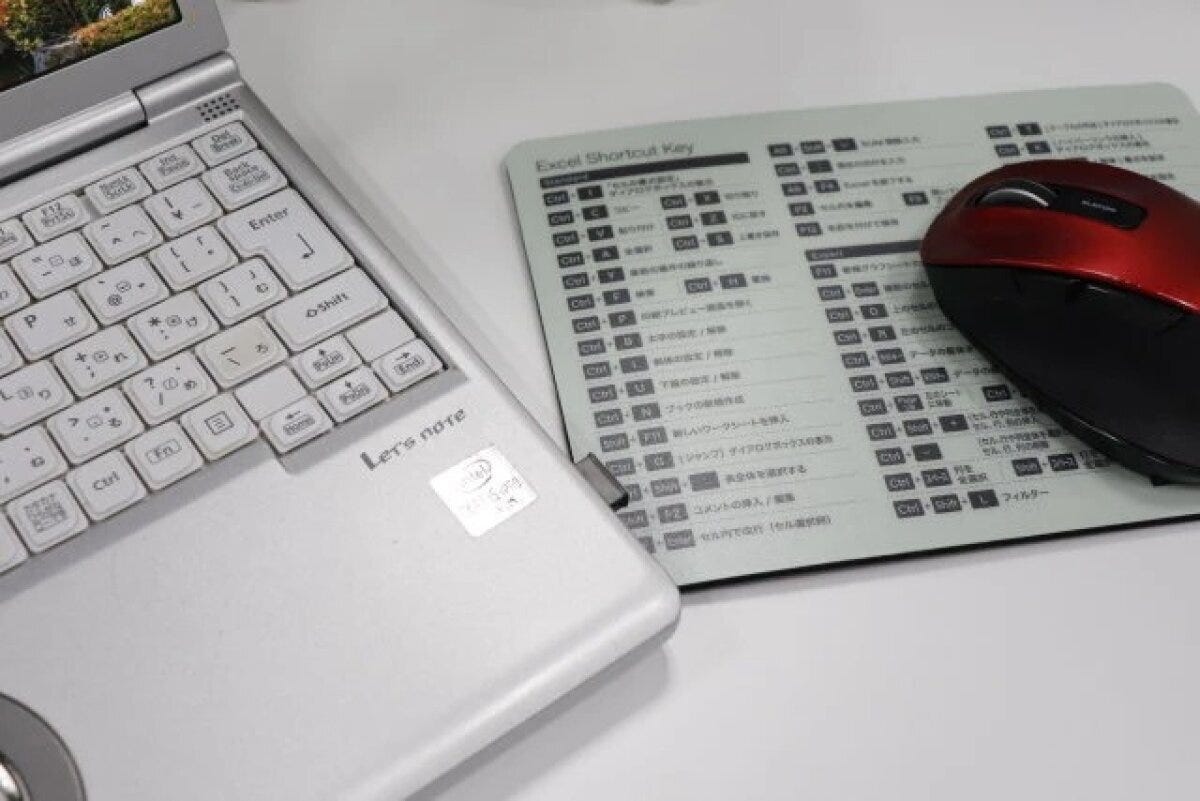 ダイソー 仕事が捗る便利グッズ ダイソーのエクセルショートカットキーが載っているマウスパッド