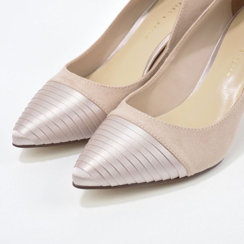 サテンディテールパンプス「CHARLES & KEITH」4,914円（税込）／画像提供：CHARLES & KEITH OFFICIAL ONLINE STORE