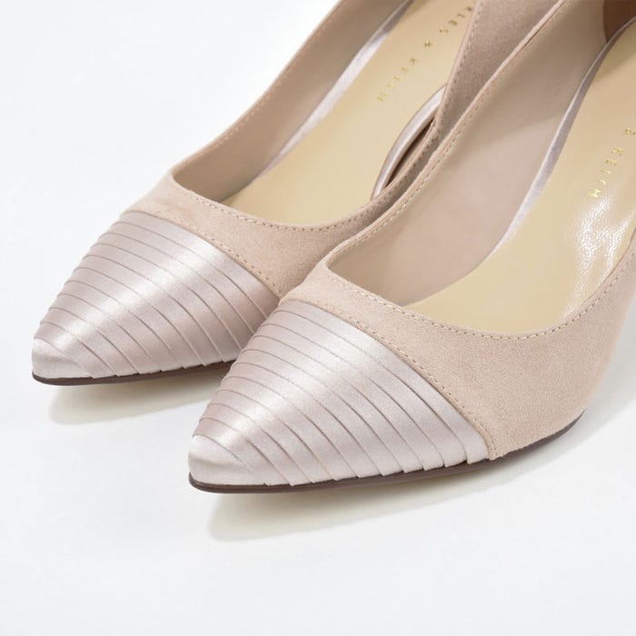 サテンディテールパンプス「CHARLES & KEITH」4,914円(税込)/画像提供:CHARLES & KEITH OFFICIAL ONLINE STORE