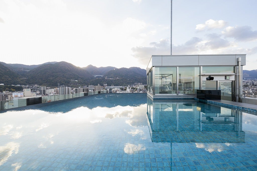 別府の街が一望できる屋上の温泉インフィニティプール（C）Anna Nagai