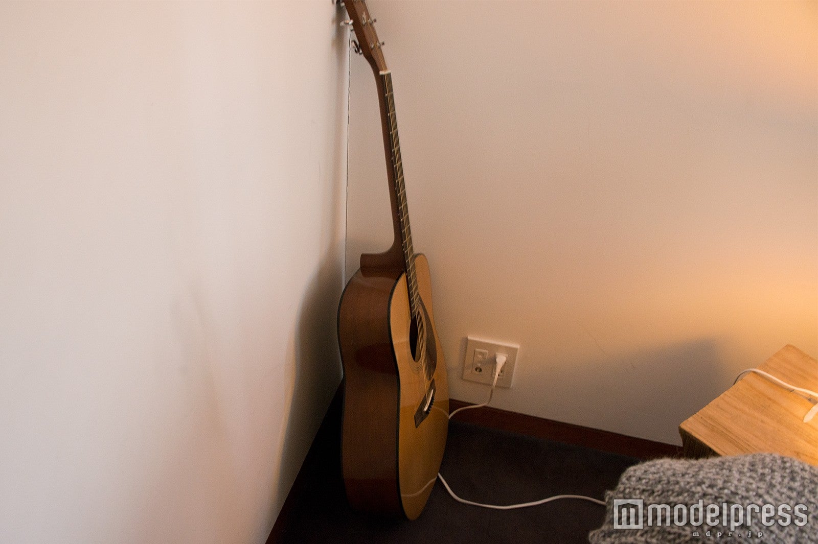 プレイルームにギターを発見（C）モデルプレス