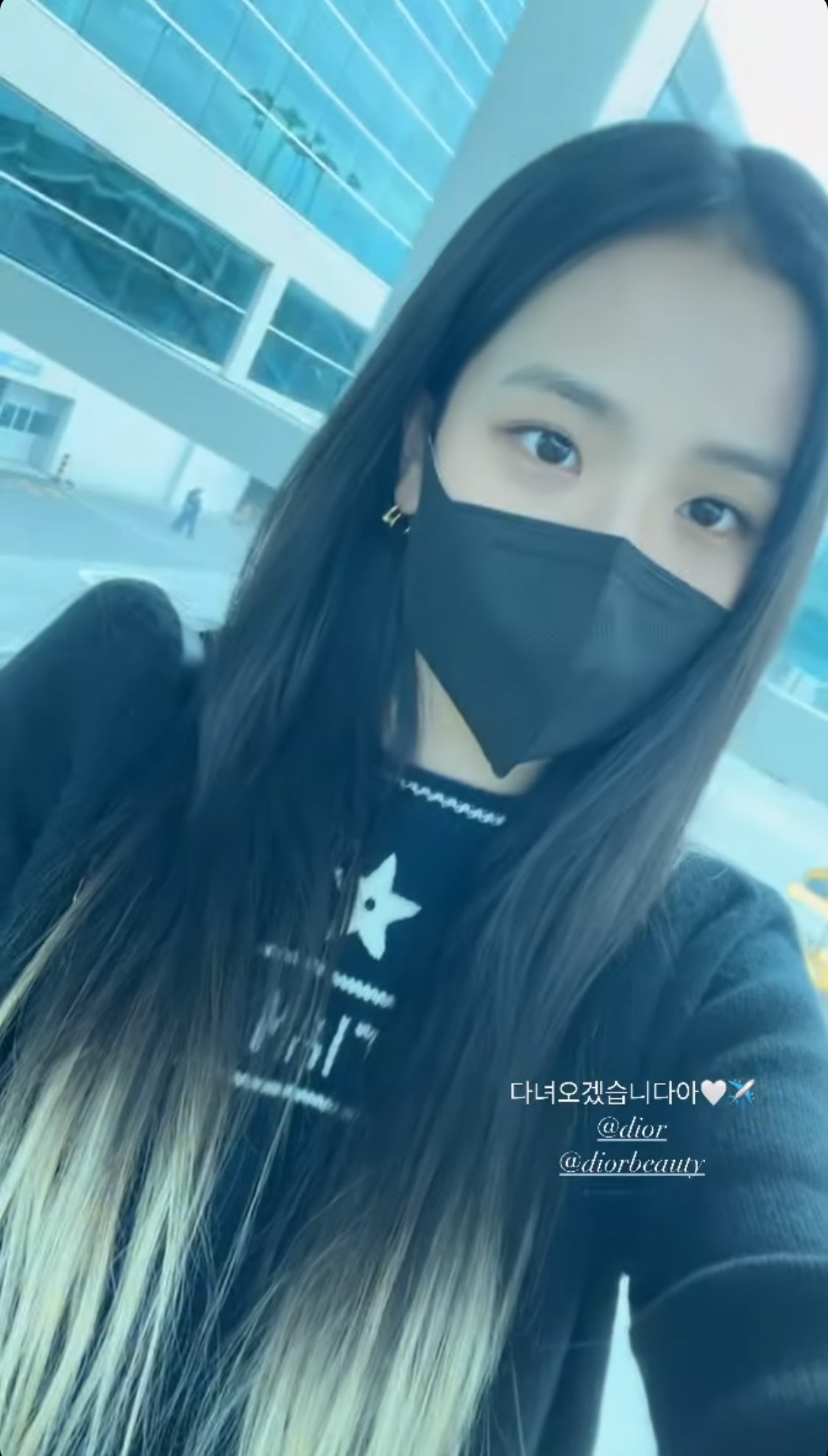 BLACKPINKジス、大胆ツートーンの新ヘアに注目集まる「新鮮」「カッコいい」