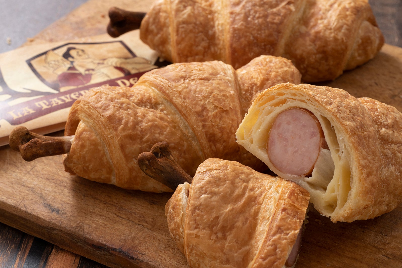 ビッグバイト・クロワッサン／セット： 1140円、単品：750円 （C）Disney