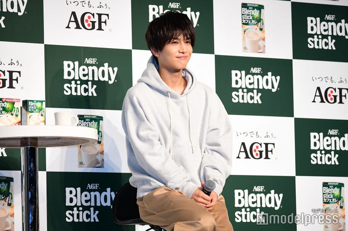 CMで歌声を披露し照れる岩田剛典(C)モデルプレス